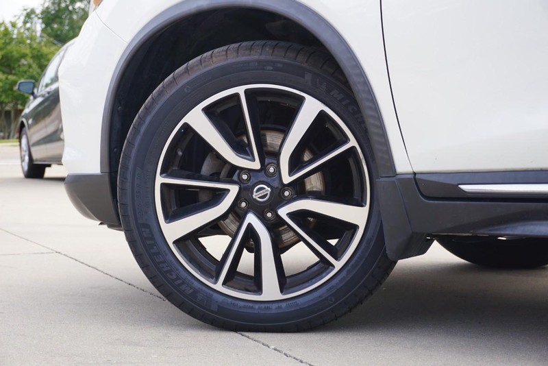 Nissan Rogue Vehicle Full-screen Gallery Image 14
