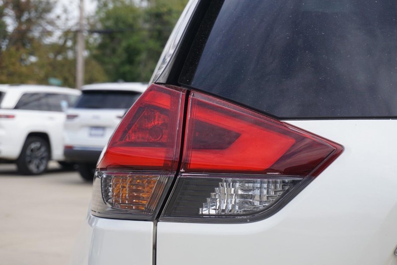 Nissan Rogue Vehicle Full-screen Gallery Image 16