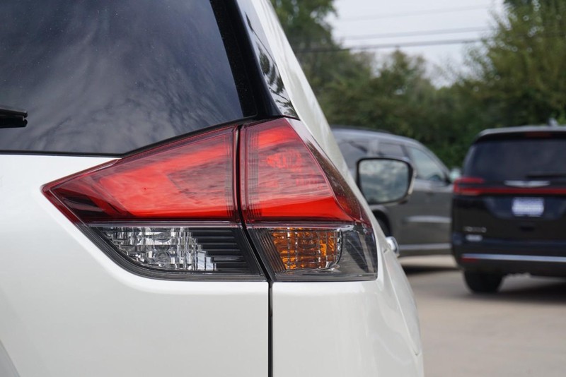 Nissan Rogue Vehicle Full-screen Gallery Image 17