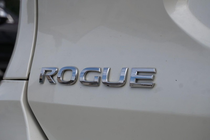 Nissan Rogue Vehicle Full-screen Gallery Image 18