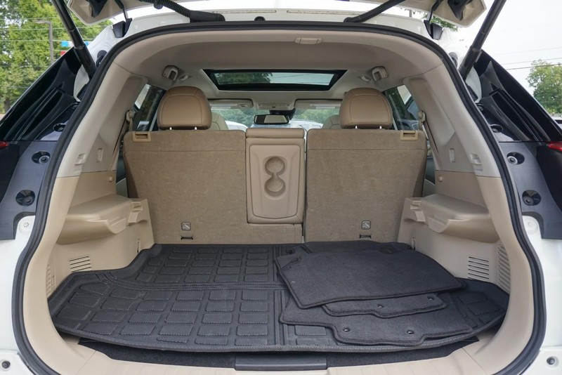 Nissan Rogue Vehicle Full-screen Gallery Image 21