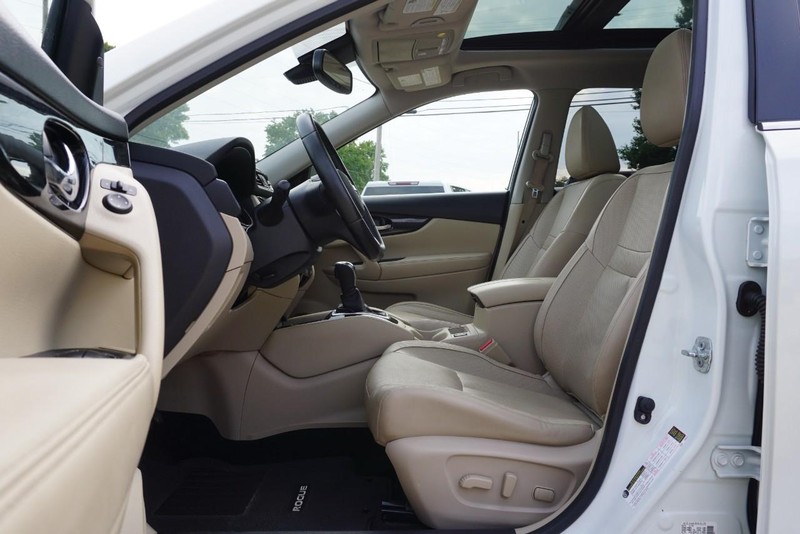 Nissan Rogue Vehicle Full-screen Gallery Image 22