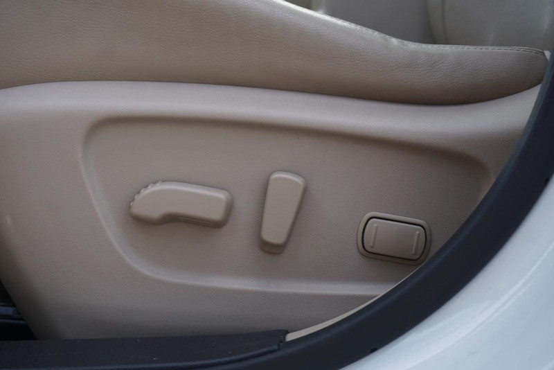 Nissan Rogue Vehicle Full-screen Gallery Image 23