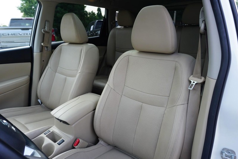 Nissan Rogue Vehicle Full-screen Gallery Image 24