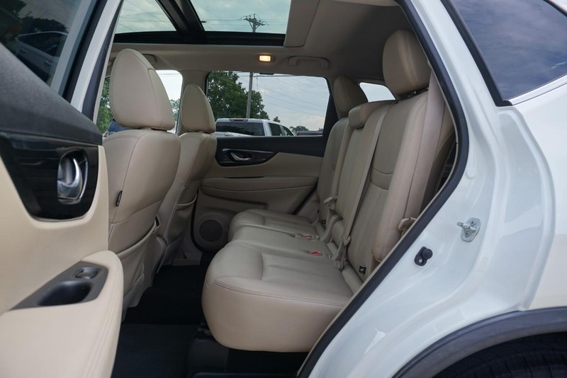 Nissan Rogue Vehicle Full-screen Gallery Image 25