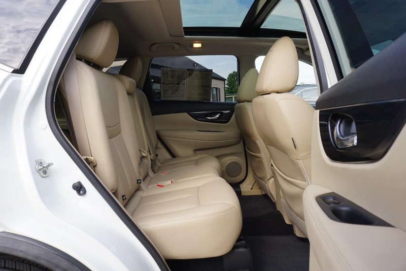 Nissan Rogue Vehicle Full-screen Gallery Image 27