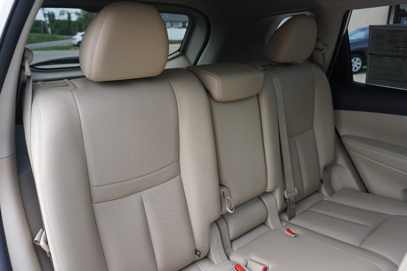 Nissan Rogue Vehicle Full-screen Gallery Image 28