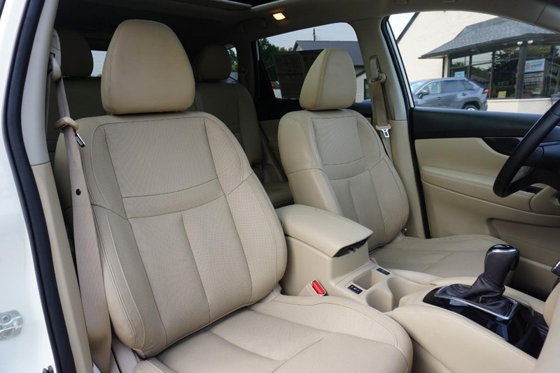 Nissan Rogue Vehicle Full-screen Gallery Image 30