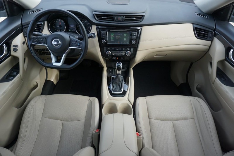 Nissan Rogue Vehicle Full-screen Gallery Image 31