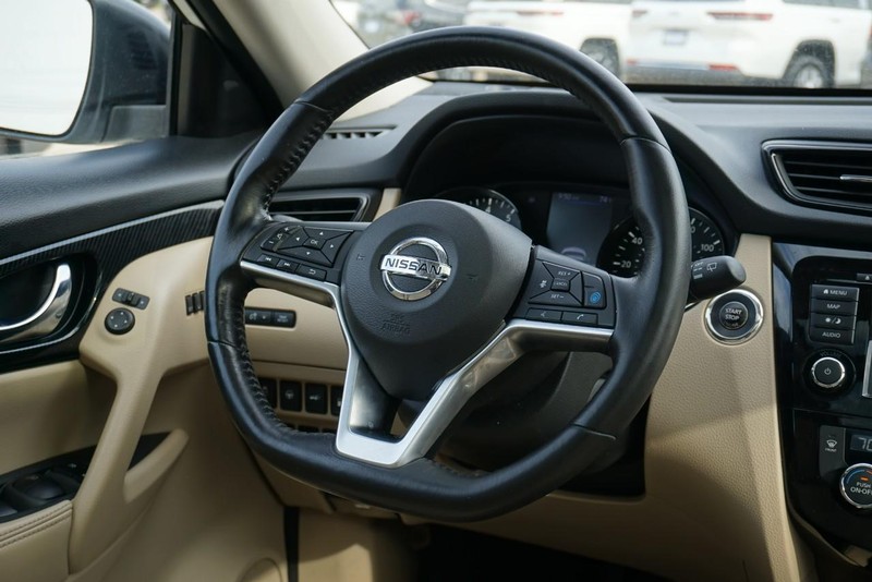 Nissan Rogue Vehicle Full-screen Gallery Image 32