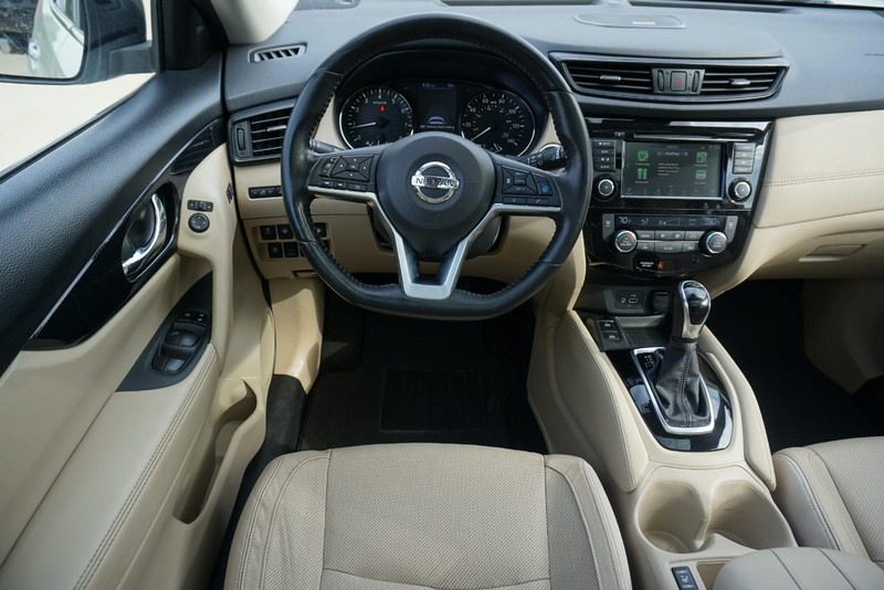 Nissan Rogue Vehicle Full-screen Gallery Image 35
