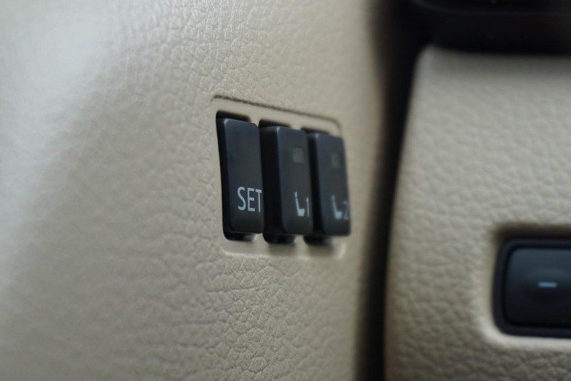 Nissan Rogue Vehicle Full-screen Gallery Image 36