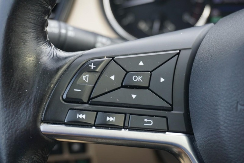 Nissan Rogue Vehicle Full-screen Gallery Image 38
