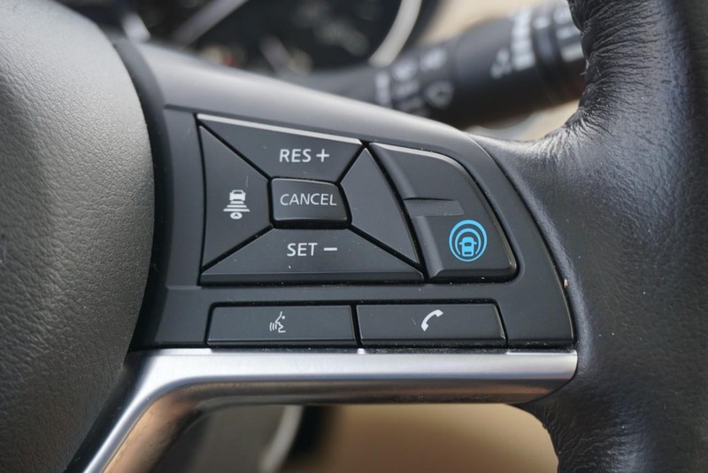 Nissan Rogue Vehicle Full-screen Gallery Image 39