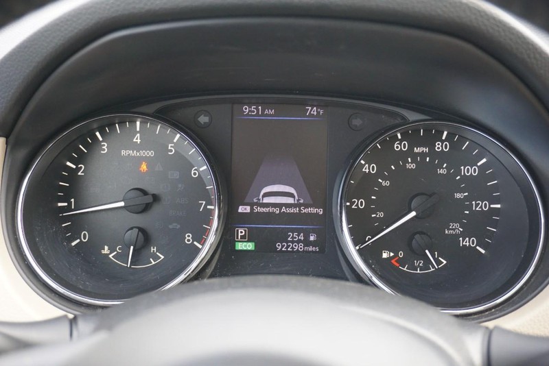 Nissan Rogue Vehicle Full-screen Gallery Image 40
