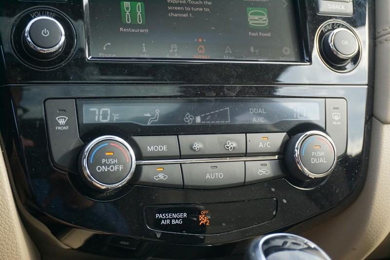 Nissan Rogue Vehicle Full-screen Gallery Image 43