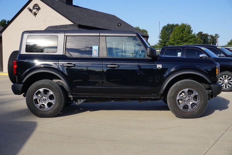 Ford Bronco Vehicle Full-screen Gallery Image 02