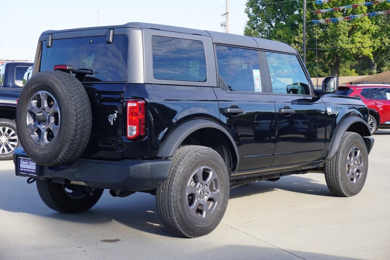 Ford Bronco Vehicle Full-screen Gallery Image 03