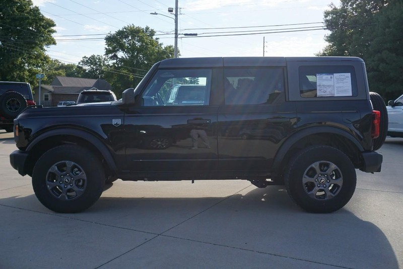 Ford Bronco Vehicle Full-screen Gallery Image 06