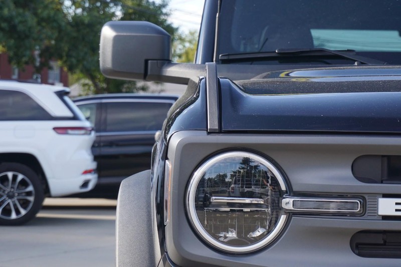 Ford Bronco Vehicle Full-screen Gallery Image 09