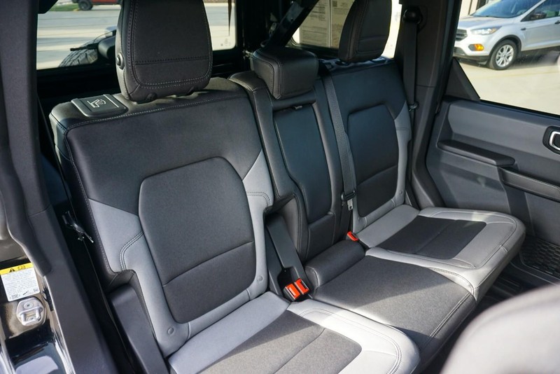Ford Bronco Vehicle Full-screen Gallery Image 28