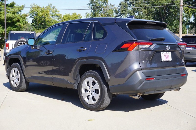 Toyota RAV4 Vehicle Full-screen Gallery Image 05