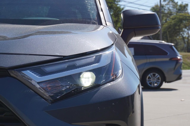 Toyota RAV4 Vehicle Full-screen Gallery Image 10