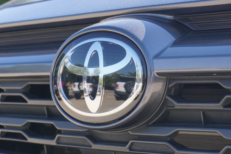 Toyota RAV4 Vehicle Full-screen Gallery Image 11