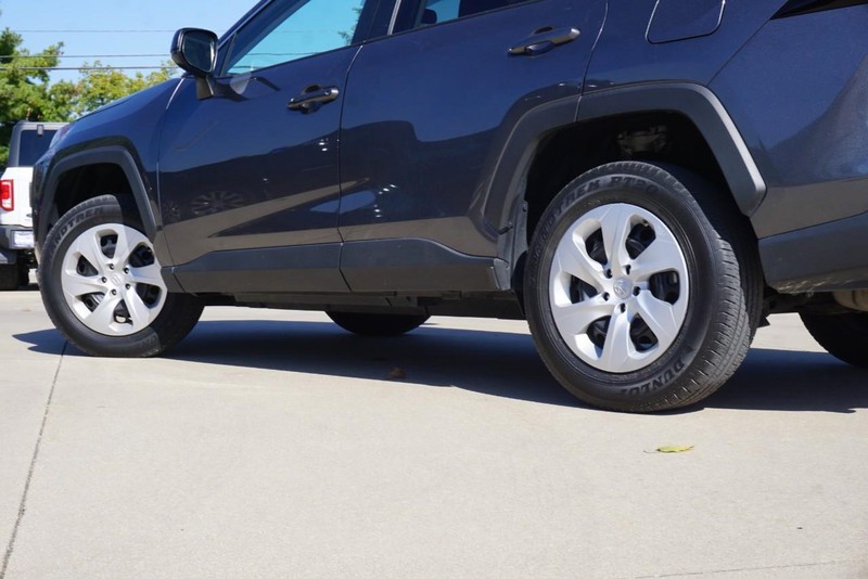 Toyota RAV4 Vehicle Full-screen Gallery Image 13