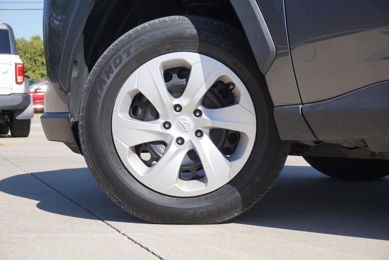 Toyota RAV4 Vehicle Full-screen Gallery Image 14