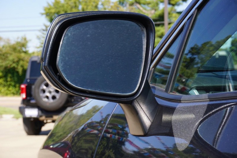 Toyota RAV4 Vehicle Full-screen Gallery Image 15