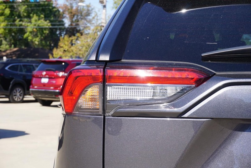 Toyota RAV4 Vehicle Full-screen Gallery Image 16