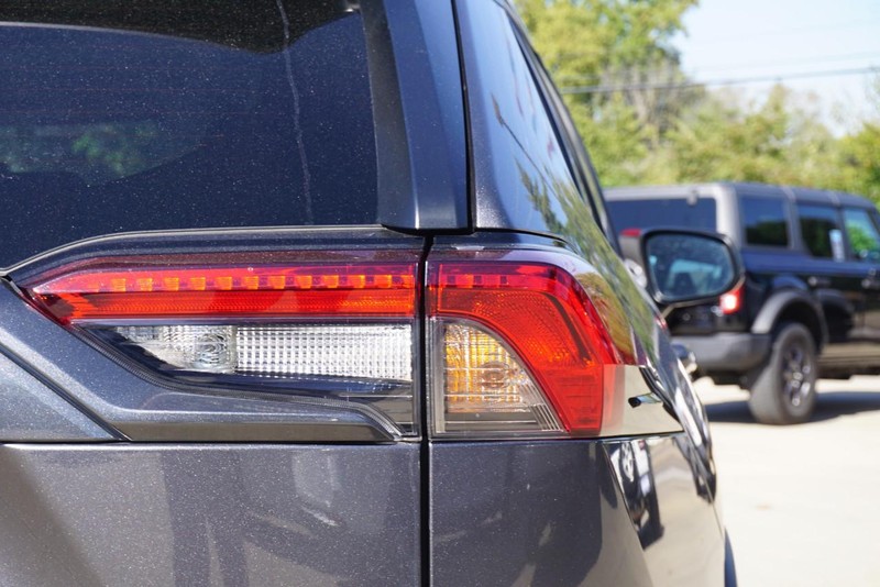 Toyota RAV4 Vehicle Full-screen Gallery Image 17