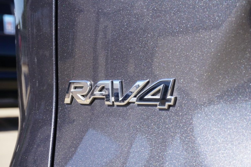 Toyota RAV4 Vehicle Full-screen Gallery Image 18