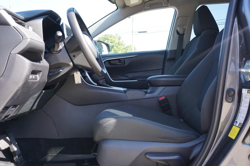 Toyota RAV4 Vehicle Full-screen Gallery Image 21