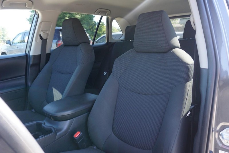 Toyota RAV4 Vehicle Full-screen Gallery Image 22