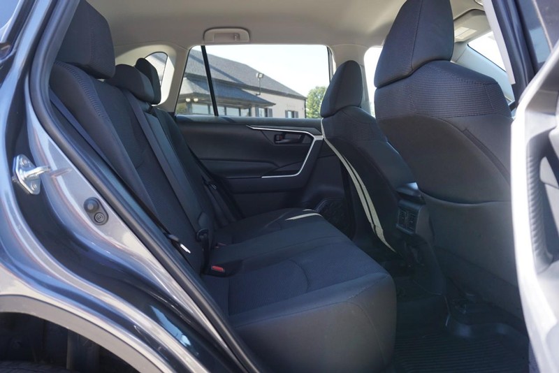 Toyota RAV4 Vehicle Full-screen Gallery Image 25