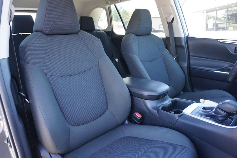 Toyota RAV4 Vehicle Full-screen Gallery Image 28