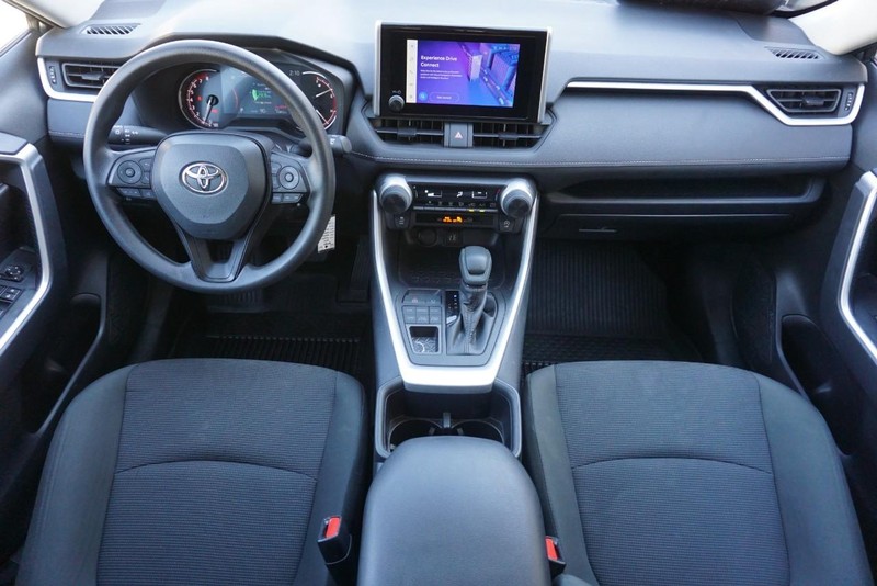 Toyota RAV4 Vehicle Full-screen Gallery Image 29