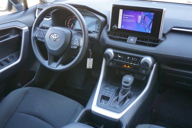 Toyota RAV4 Vehicle Full-screen Gallery Image 32
