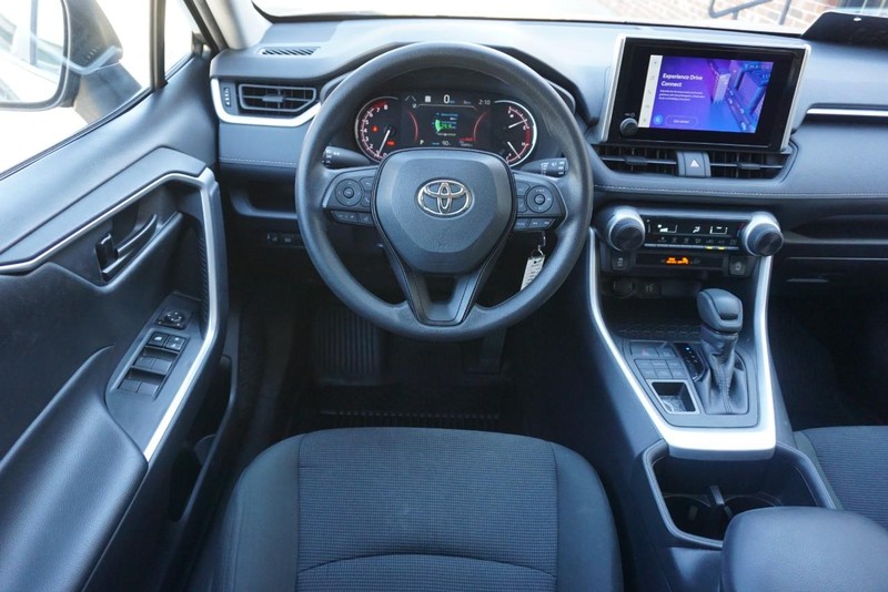 Toyota RAV4 Vehicle Full-screen Gallery Image 33