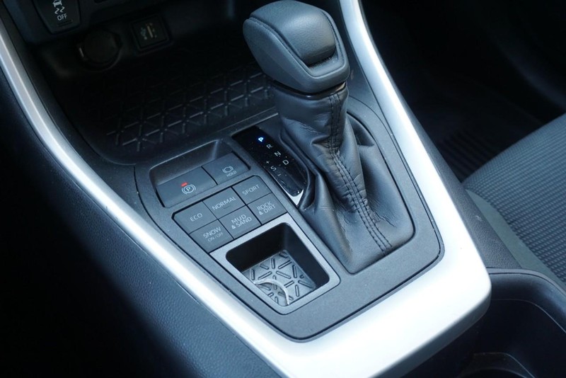 Toyota RAV4 Vehicle Full-screen Gallery Image 41
