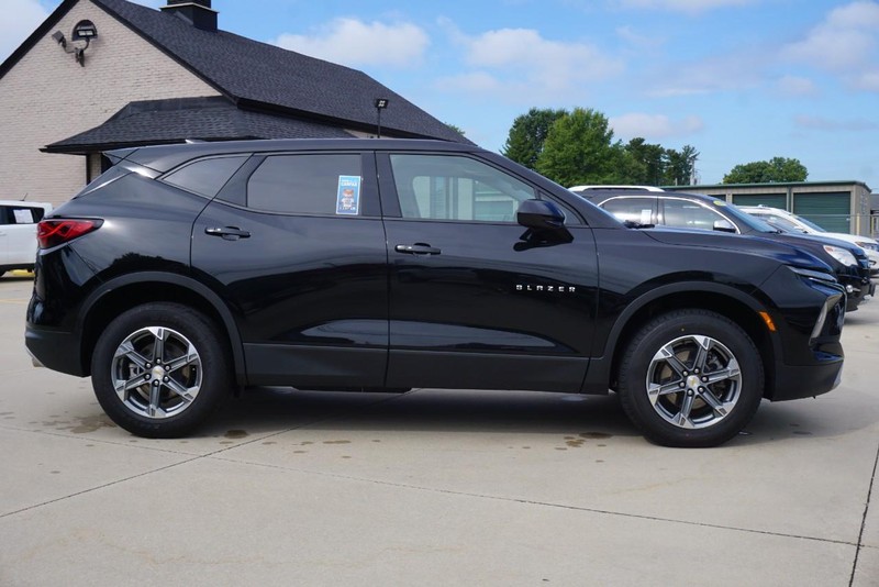 Chevrolet Blazer Vehicle Full-screen Gallery Image 02