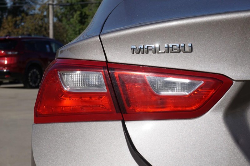 Chevrolet Malibu Vehicle Full-screen Gallery Image 17