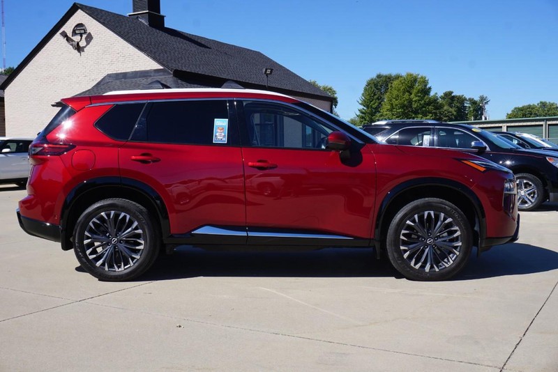 Nissan Rogue Vehicle Full-screen Gallery Image 02