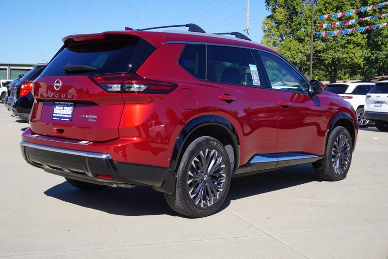 Nissan Rogue Vehicle Full-screen Gallery Image 03