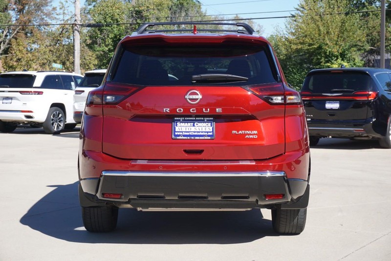 Nissan Rogue Vehicle Full-screen Gallery Image 04