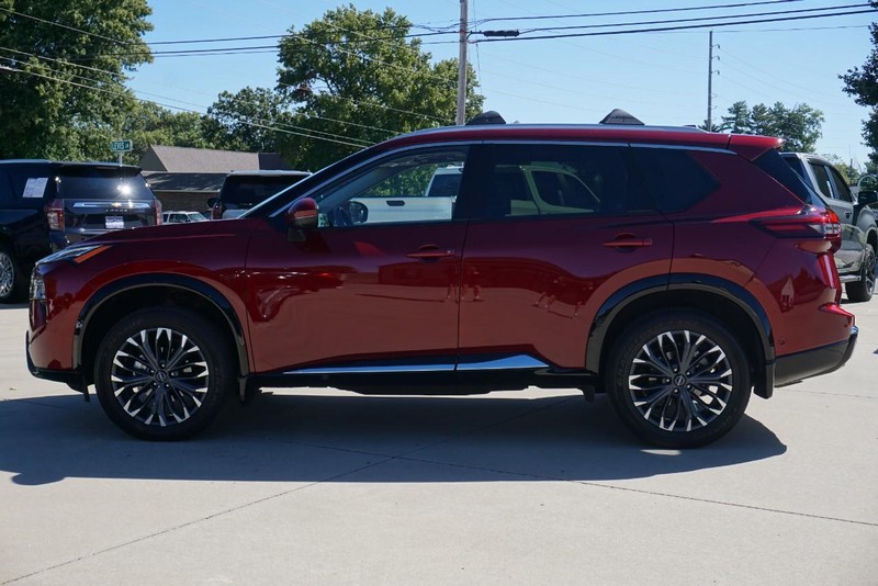 Nissan Rogue Vehicle Full-screen Gallery Image 06