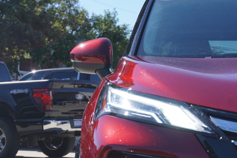Nissan Rogue Vehicle Full-screen Gallery Image 09