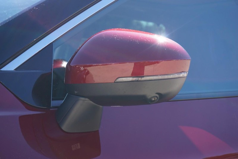 Nissan Rogue Vehicle Full-screen Gallery Image 12